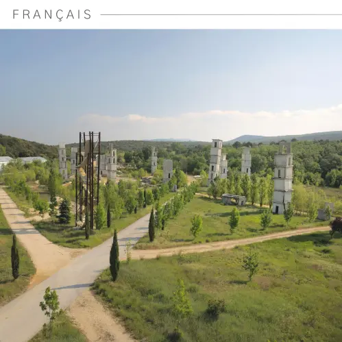 L'artiste Kieffer a disposé dans la plaine de Ribaute des tours qui imitent des ruines. La visite permet de les voir de près.